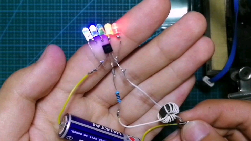 【DIY焦耳小偷】教你1.5伏干电池点亮多个LED。