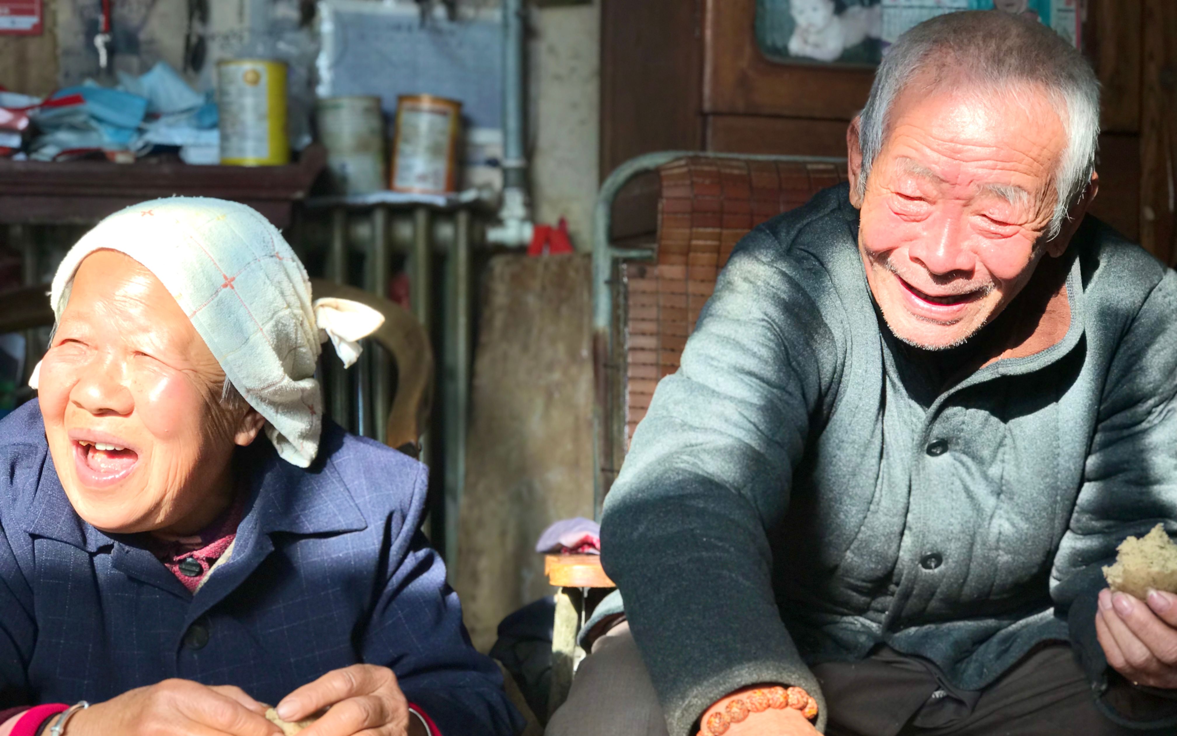 农村俩位金婚老人爱喝酒，每天老伴也陪喝一杯，看老人吃的啥饭？