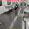 男子地铁上呕吐后离开，陌生女子主动蹲下帮清理：我做钟点工的