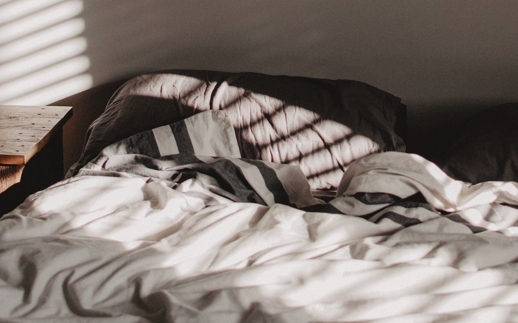 【白噪音|环境音】🛌慵懒的星期天窝在被子里玩手机 被子枕头沙沙声 窗外街道 触摸手机 室内氛围音 背景音