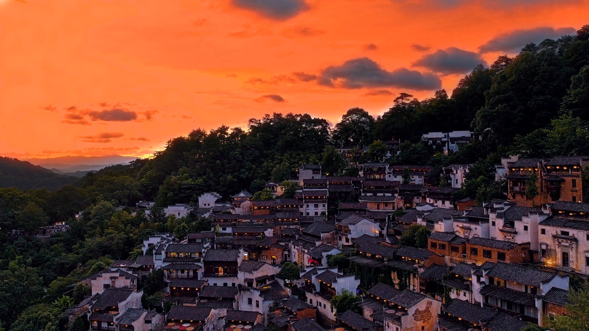 篁岭晚霞落，夏夜揽清风。