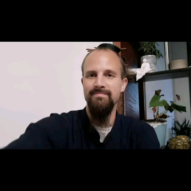 师父说我们那时候练功是被打出来的，那时候师父检查基本功不过关的时候，不管我们国外传统班或者国内传统班，都会被抽，师兄在旁边记账！