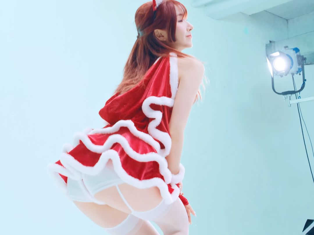 Xu Ying WE GO 23 Christmas Side View