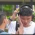 20岁自闭症少年总是戴着耳机！因为拿掉耳机会不时喊叫&打自己，父母尽力给他正常人的生活！