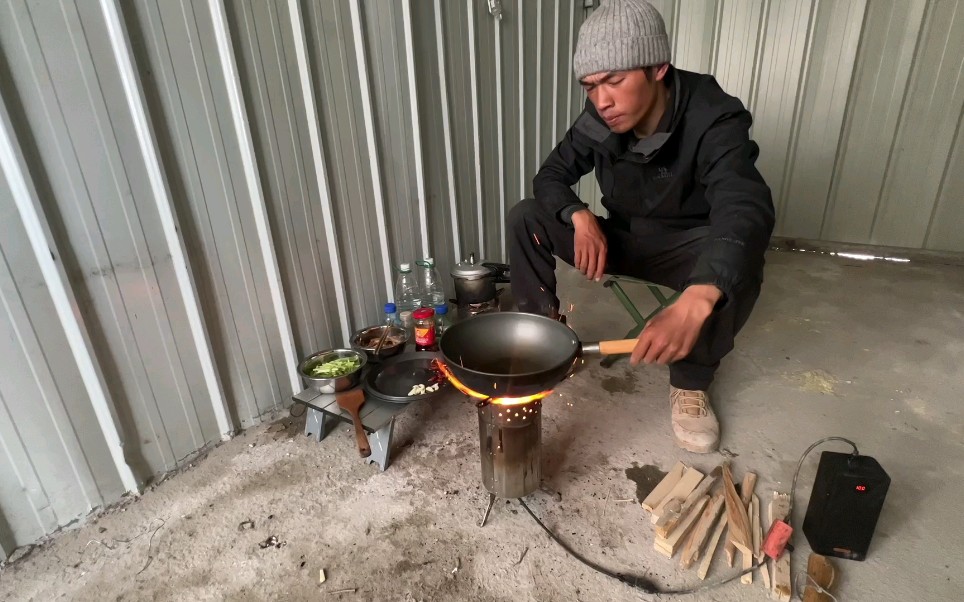 骑行去新疆，多玛乡找到一个铁皮房，煮粽子吃提前过端午节