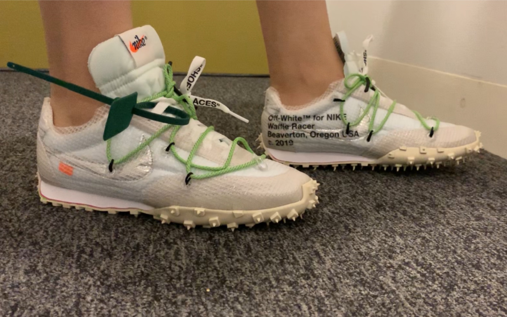 Nike Off-White 联名-Waffle Racer(鞋带会反光,还是有点酷)|全片非
