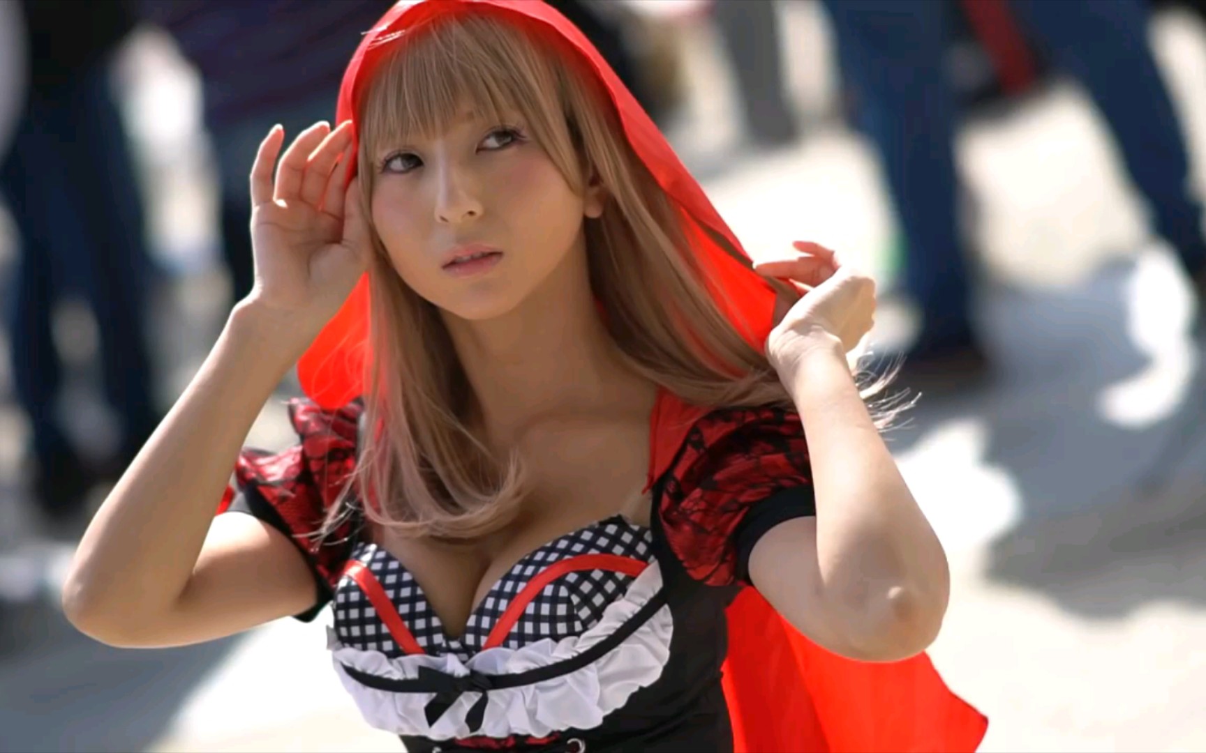 Here comes Red Riding Hood from Comic-Con!
