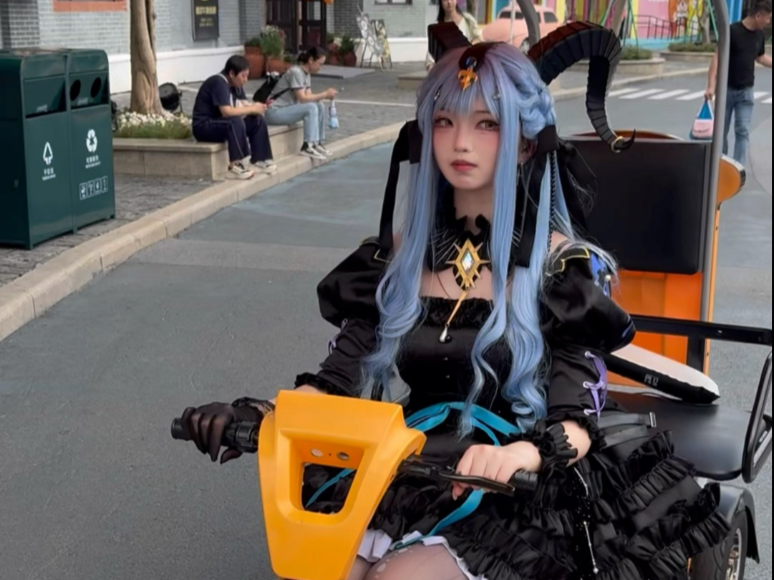 I saw Xiangzi pulling a yellow cart.