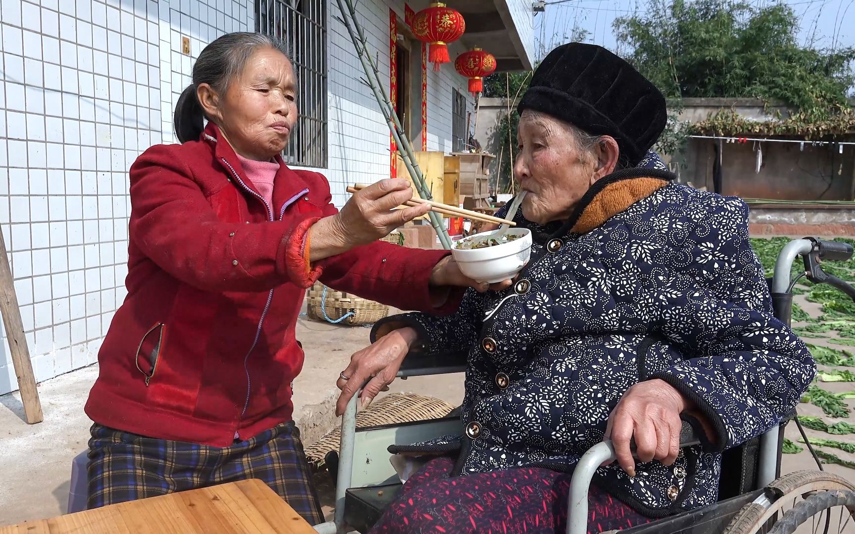 这种四川婆媳真少见，喂92岁婆婆吃饭，说了啥悄悄话？也太暖心了