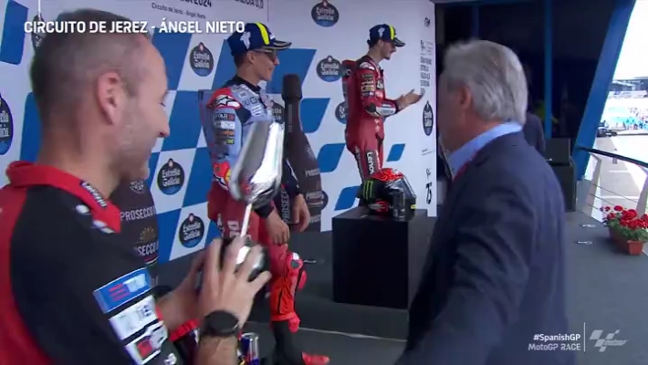 上阵父子兵！塞恩斯父子担任MotoGP西班牙站颁奖嘉宾