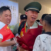 男子从军12年光荣退役，出站看到家人的瞬间泪流满面。祝福老兵