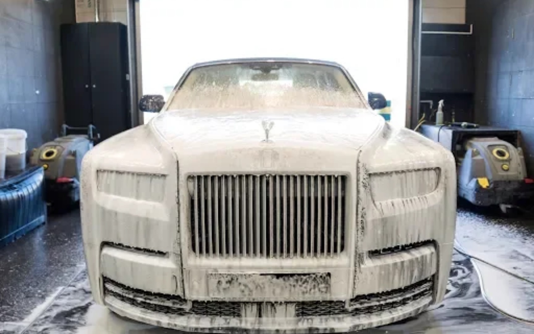 「枯燥洗车」见识下八代劳斯莱斯幻影是怎样洗车的