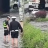 乌市一场雨后 看见他们挽起裤管 路过司机直呼“辛苦了”