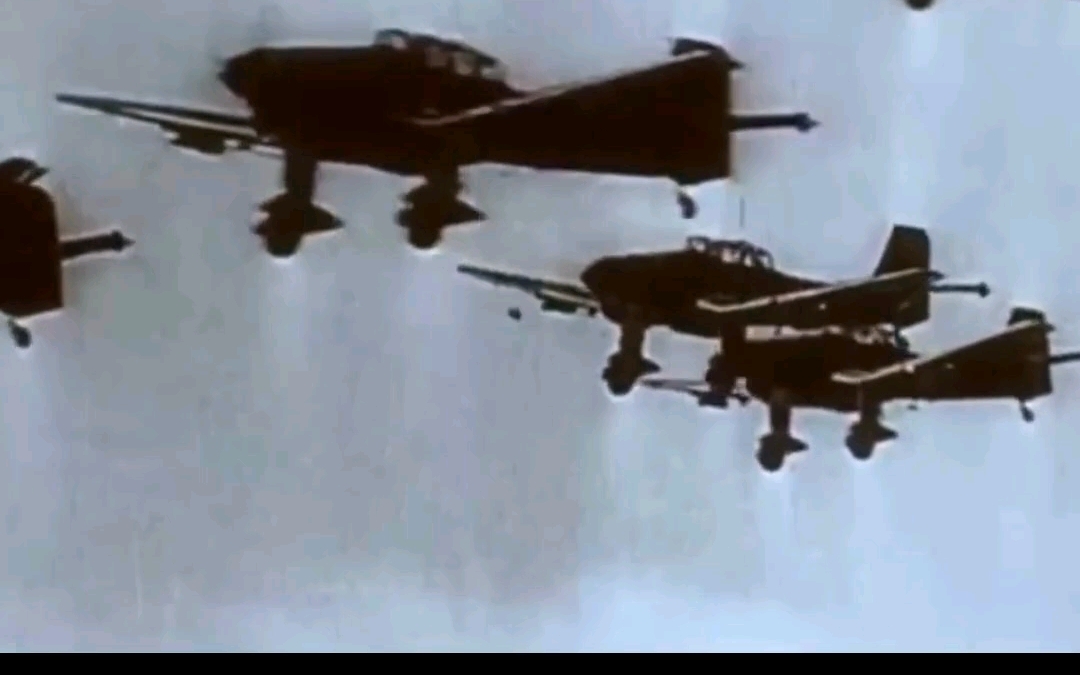二战实拍修复 德军斯图卡JU-87俯冲轰炸机 攻击画面 发出邪恶的呼啸声