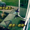 國外的超萌小妹妹被突如其來的強風吹走了