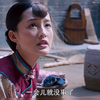 小娥假装摔倒勾引黑娃,黑娃意乱情迷,两人开启不伦恋