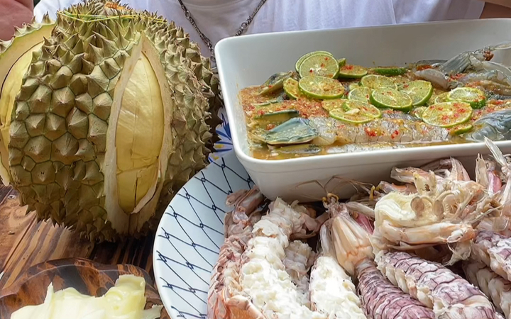 泰国美食：手臂长的泰国巨型皮皮虾肉多黄多一口包不下，搭配榴莲，皮皮虾里的天花板