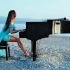 世界知名美女钢琴家徜徉在克罗地亚的波尔海滩，弹奏一曲Inspirit。【LOLA ASTANOVA】