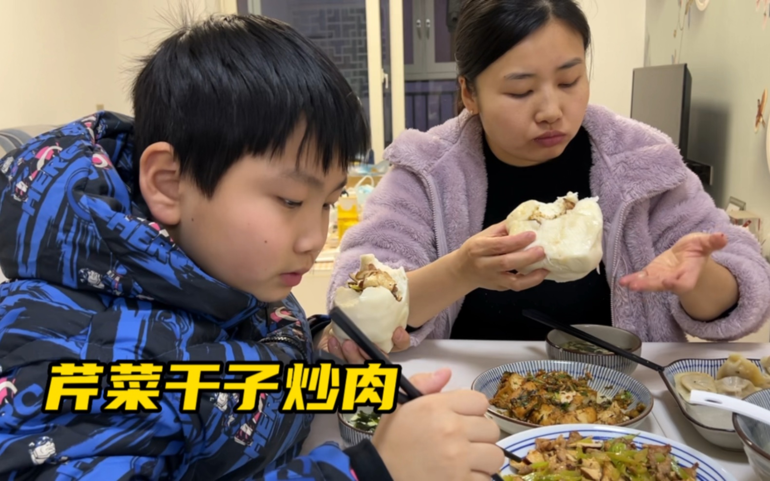 母子俩晚餐：芹菜干子炒肉，雪菜烧豆腐，裙带菜蛋汤，主食大馒头