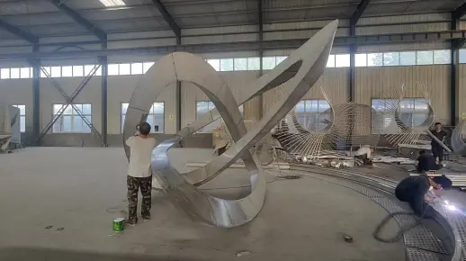 大型不锈钢雕塑制作厂家，河北校园雕塑厂家展示雕塑抛光过程；不锈钢雕塑的抛光步骤是粗磨，中磨，细磨