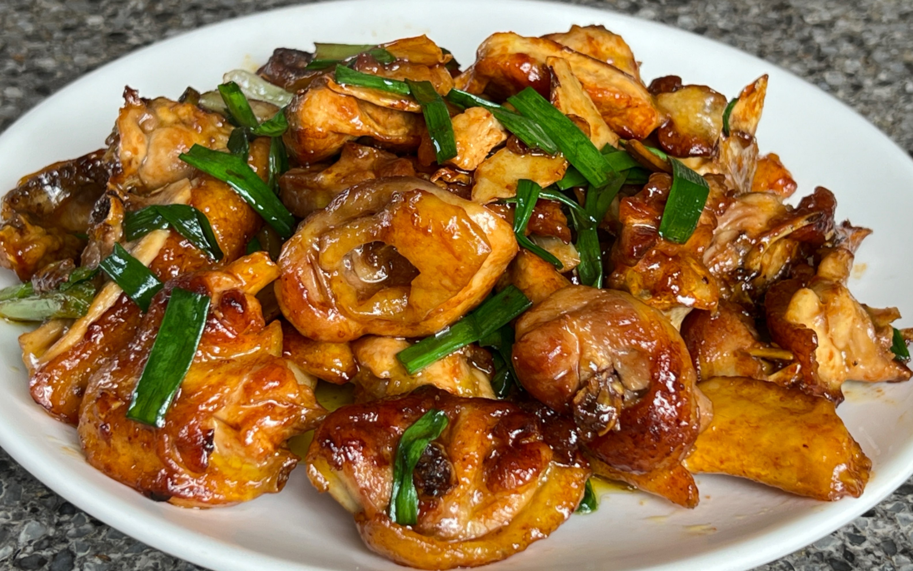 教你姜葱煎焗鸡怎样做才好吃，原汁原味，外香里嫩做法简单