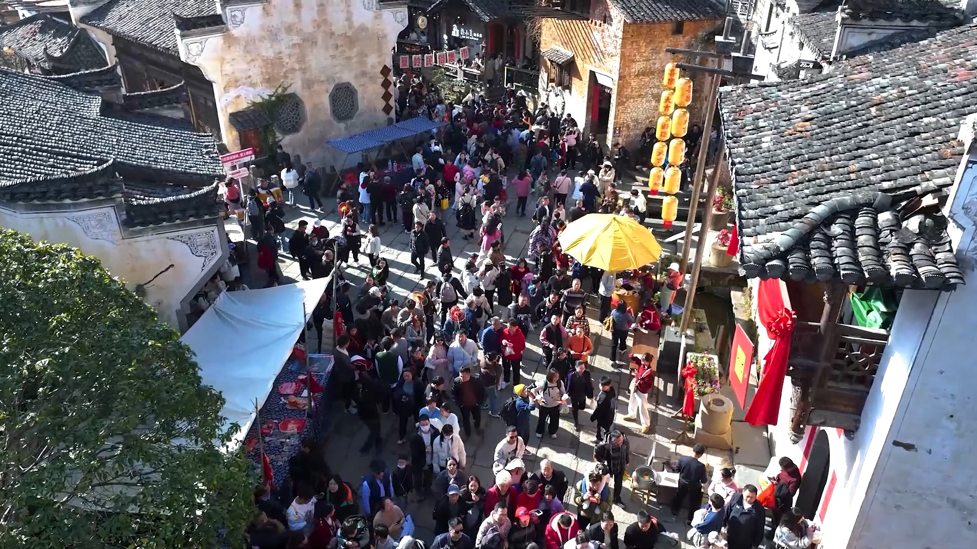 春节，是一场盛大的团圆之约，将分散在各地的亲人们紧紧相连。