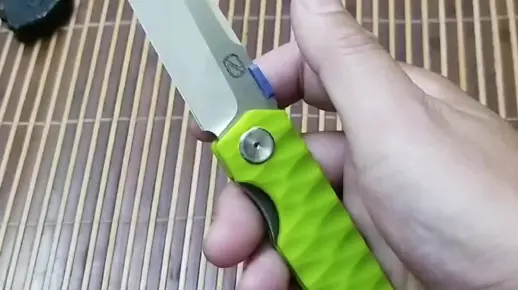 时代c03折杀，第一版的，没有钢衬，挺喜欢这个造型，质量也不错，经典折刀，总的来说很帅