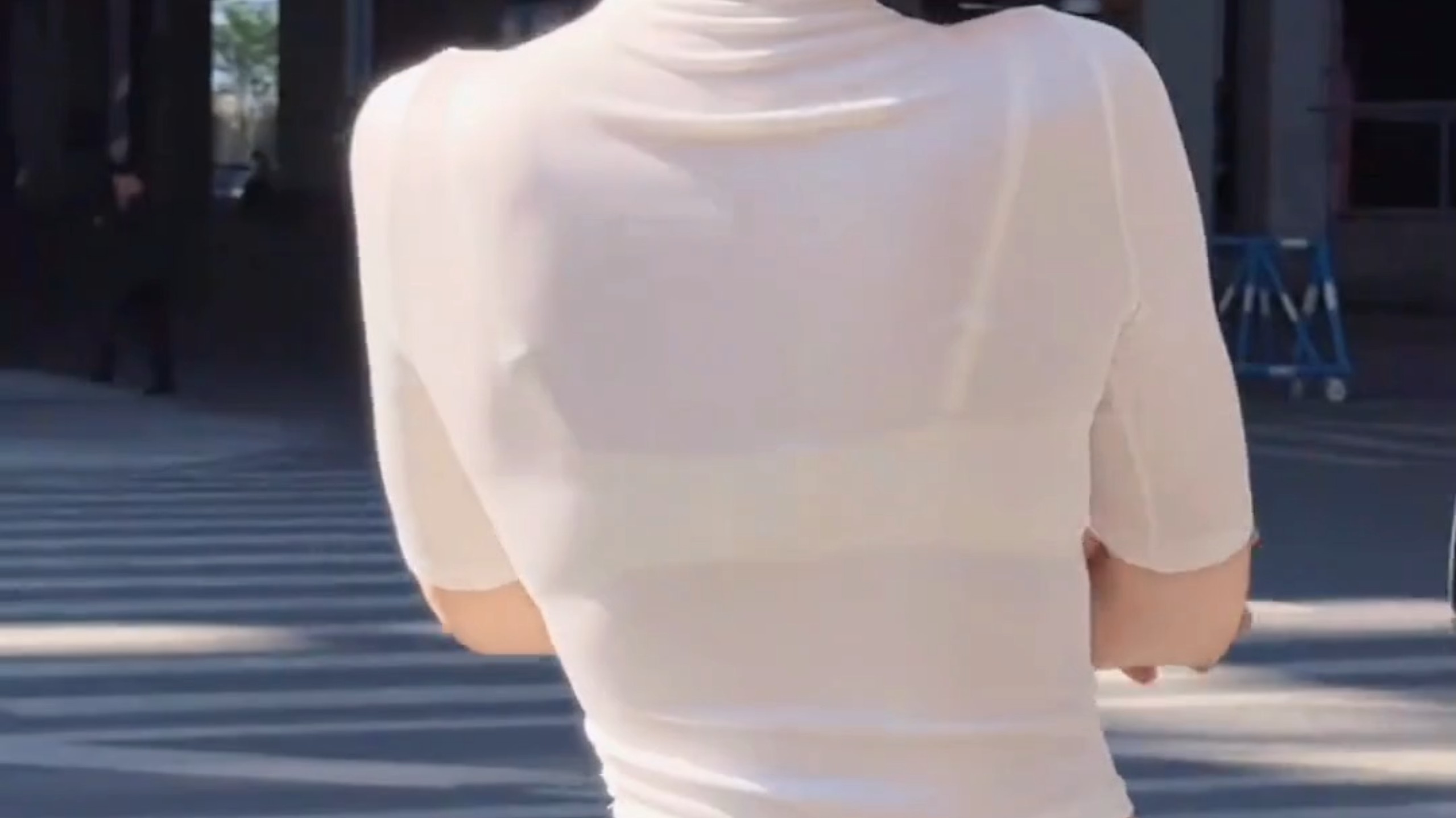 韩雨桐紧身牛仔裤，绝美腰臀比！捕获你的心！！