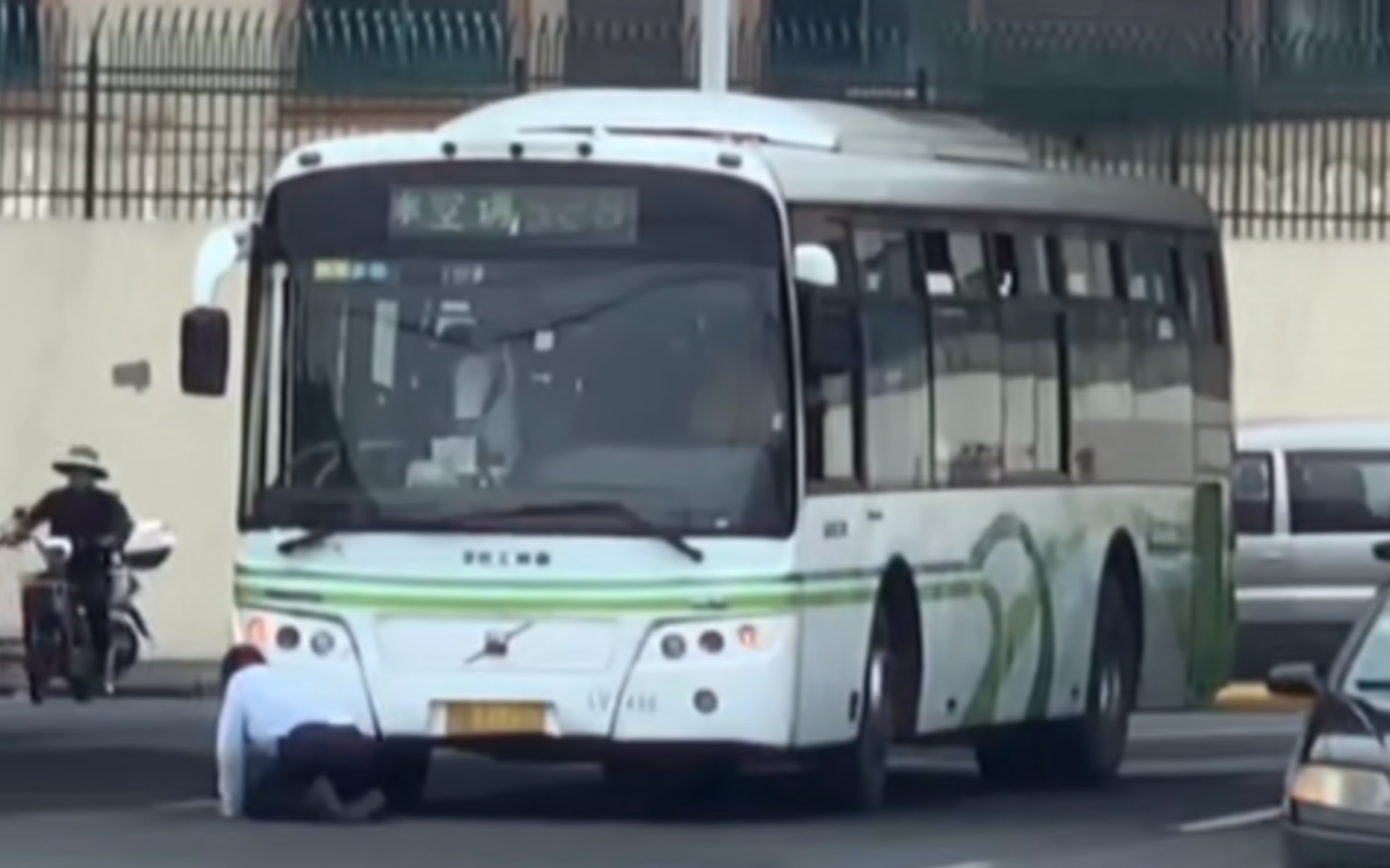 S2G趴趴-公交车司机给公交车“下跪”求它闭嘴