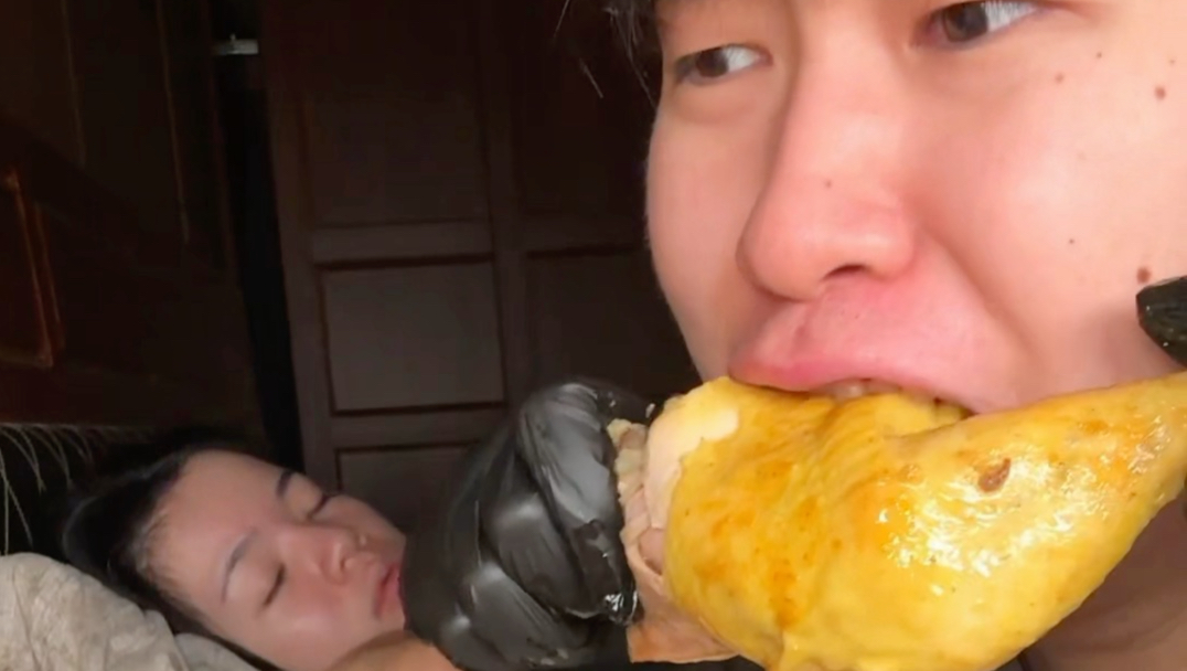 深夜女友熟睡我背着她捡脂