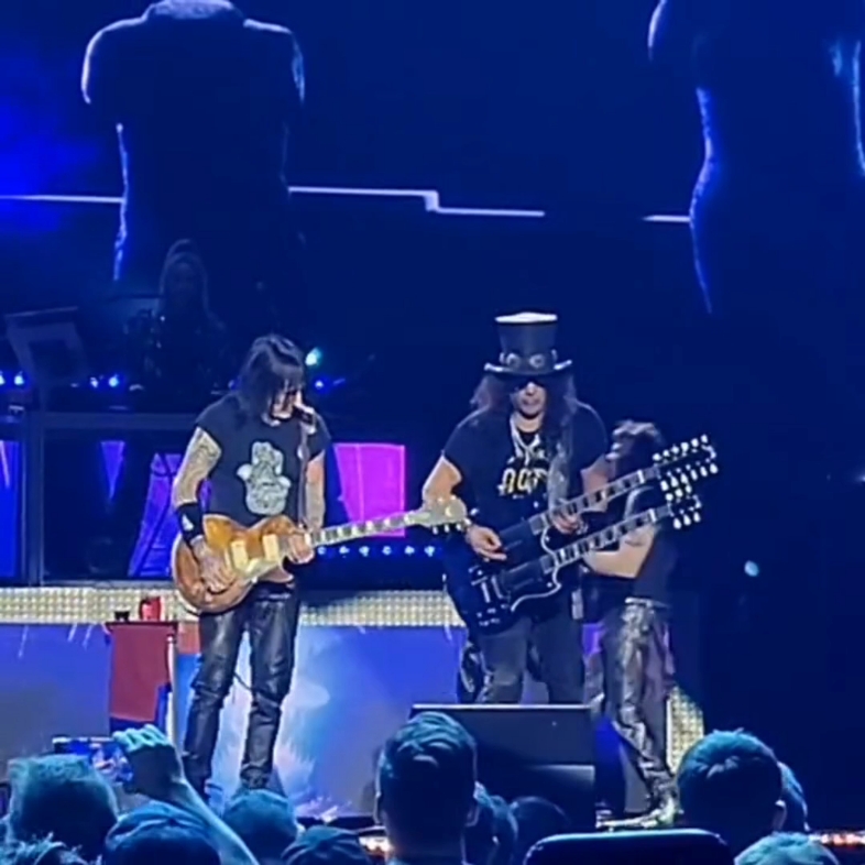 Guns N' Roses成员在舞台上公然开车和划水