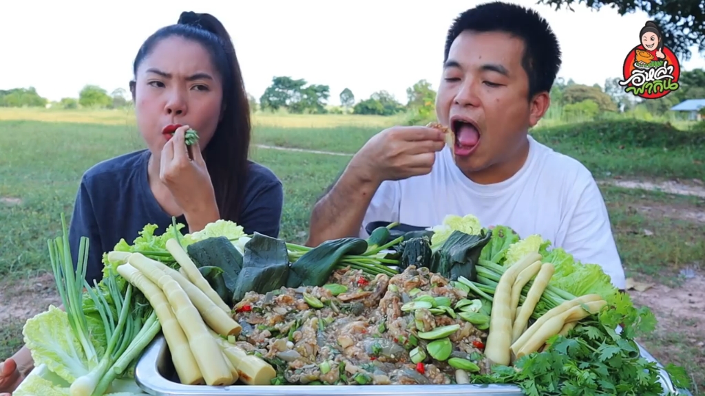 泰国铃铛姐吃播 吃凉拌茄子～还有鲜笋和绿化带，今天的特色菜是狗粮～