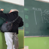 外教爬楼梯爬到“怀疑人生”，在黑板上画画发泄情绪，网友笑喷了