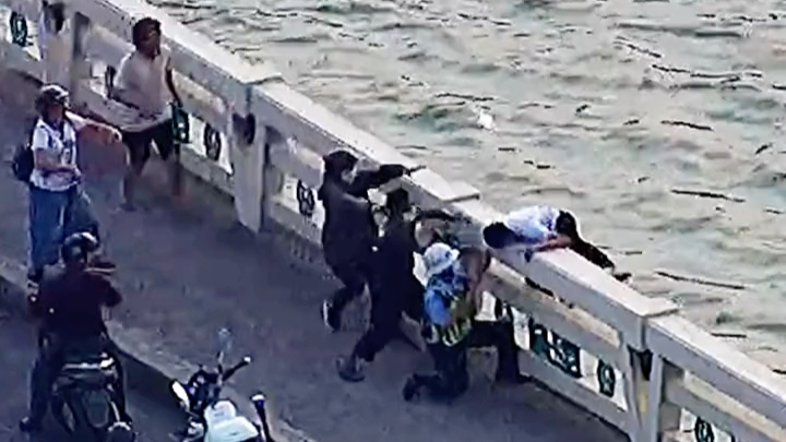 4月11日，在广西南宁一年轻男子因感情问题悬坐大桥欲轻生，危急时刻交警一个箭步上前拼命拉住了他