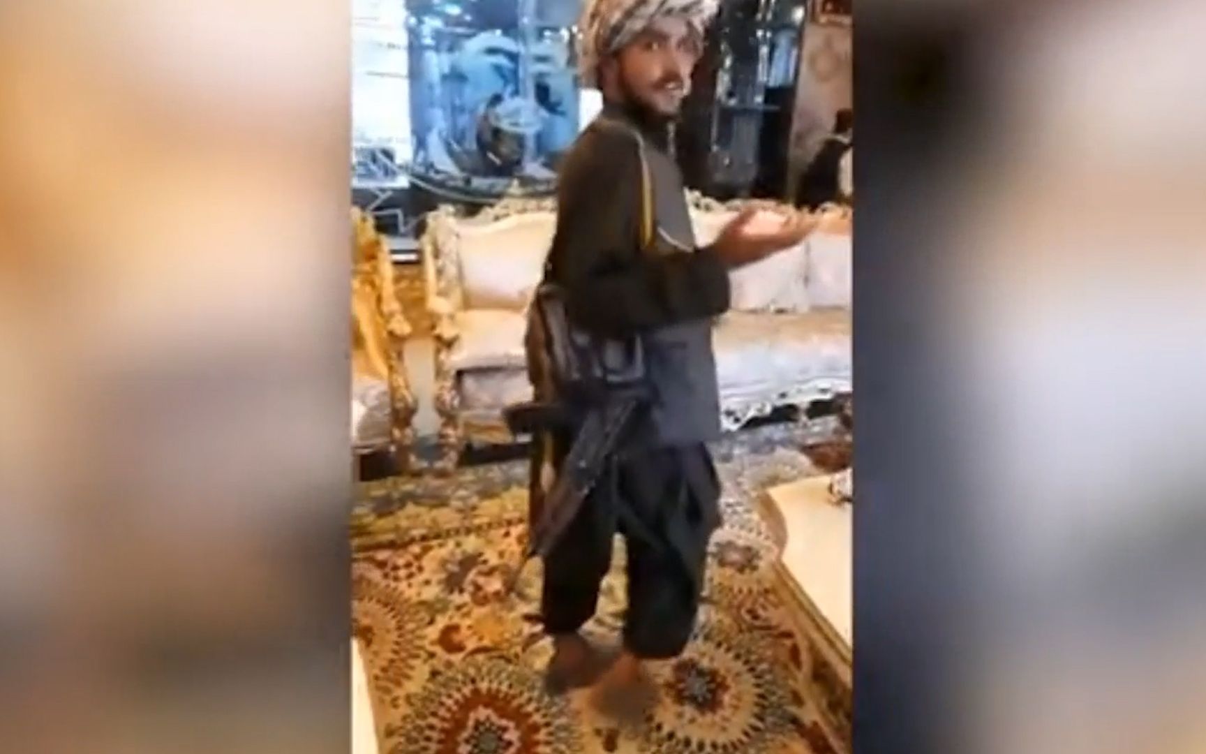 塔利班闯进阿富汗大军阀的奢华豪宅后 一脸惊讶掏出手机四处拍照