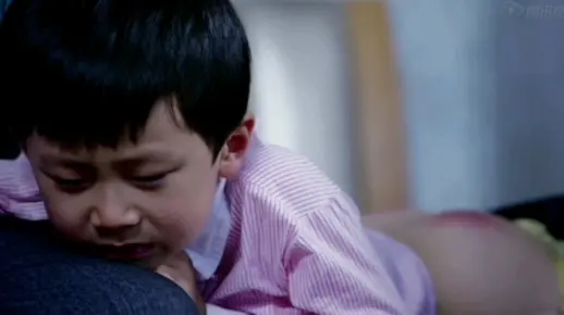 这小男孩怎么总是挨打呀