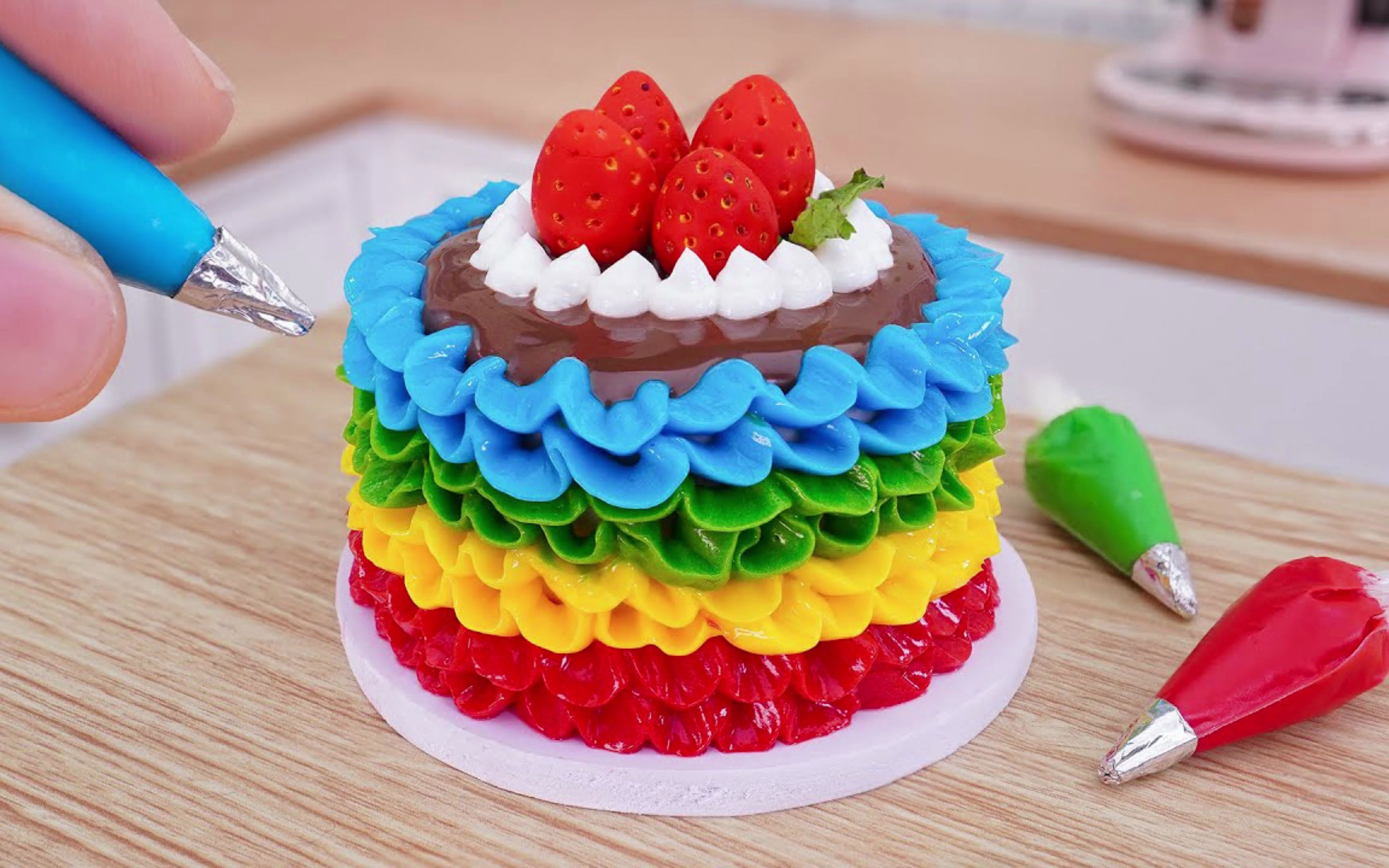 治愈解压迷你美食：自制草莓彩虹奶油蛋糕
