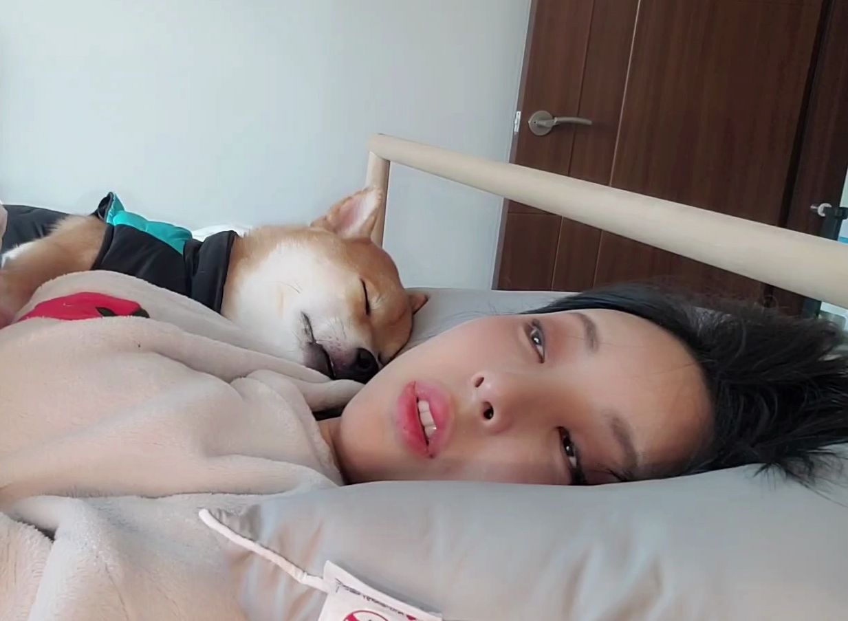【睁眼睡觉】与狗同眠的小姐姐一枚啊