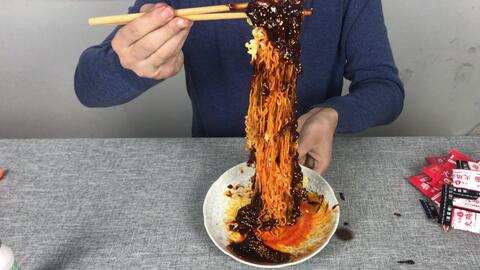 挑战吃火鸡面视频超级辣 b862f73bfb9cac59460f2167e61f5a21f1381545.jpg@480w_270h_1c