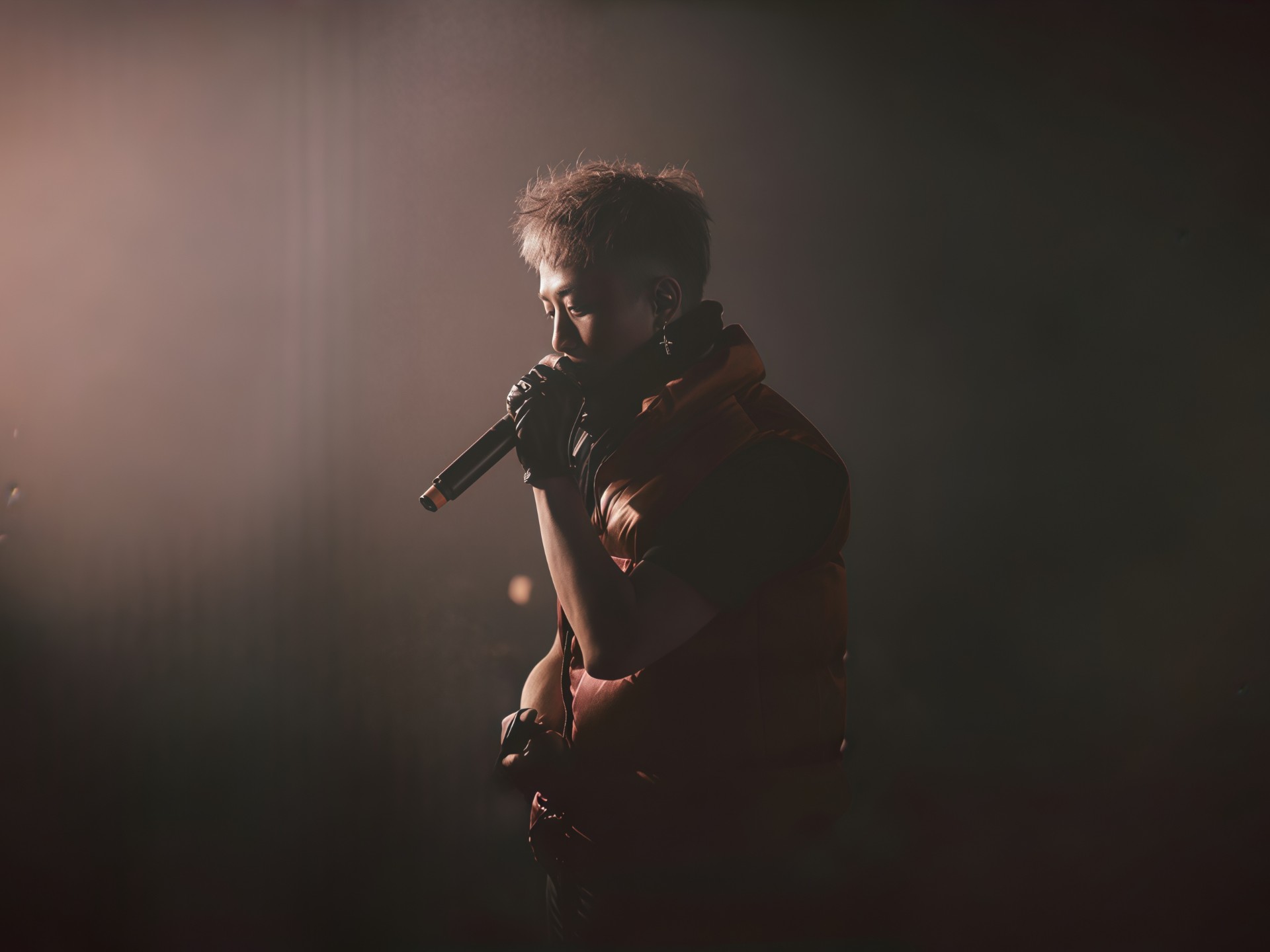 又进化了？真被神仙点脑壳了！ 王齐铭WatchMe新专曲目《多事之秋》“秋风又扫落了树叶和花瓣 又是个多事之秋”