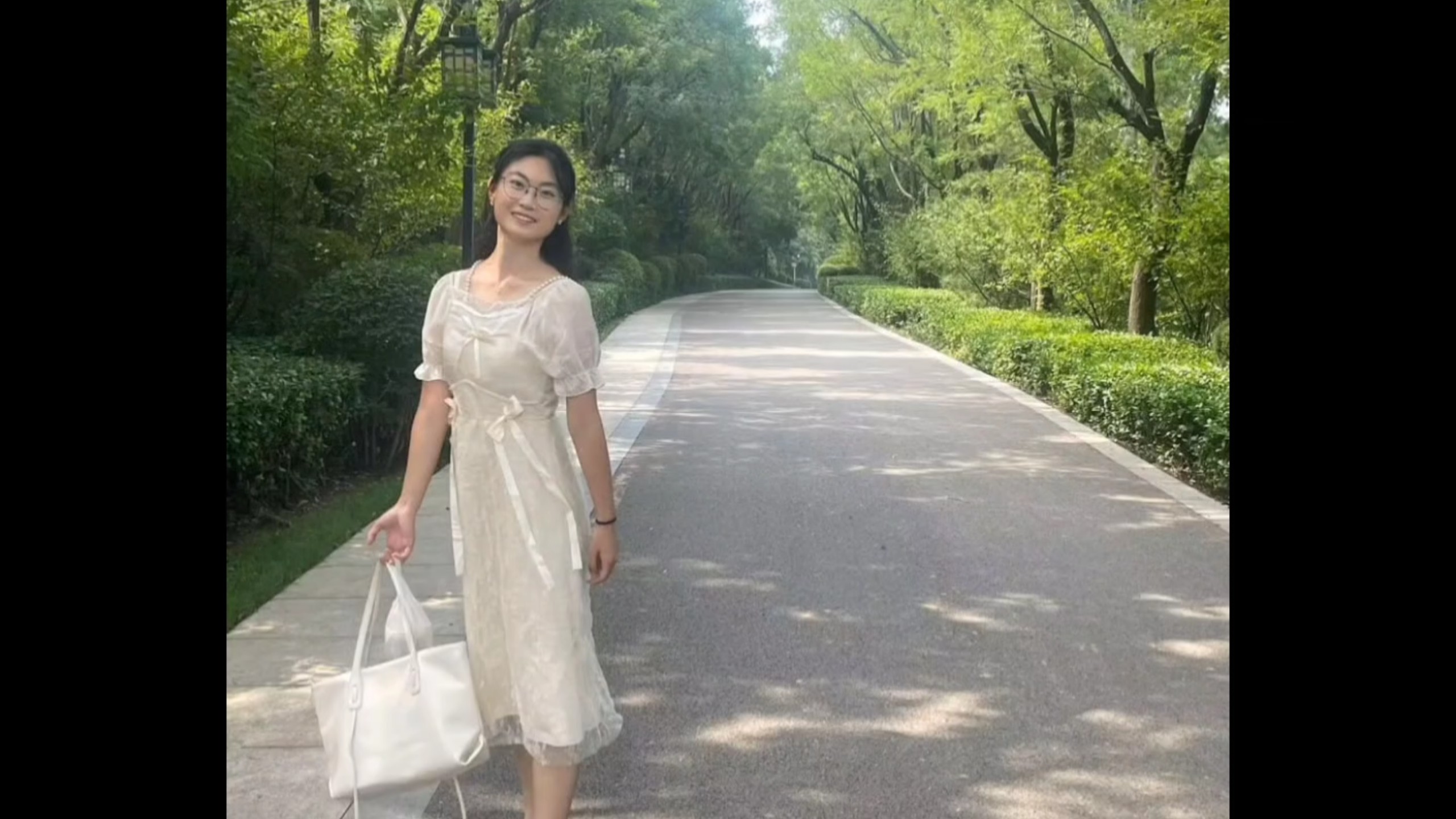 The intellectual glasses-wearing female student from the Normal College, all kinds of...