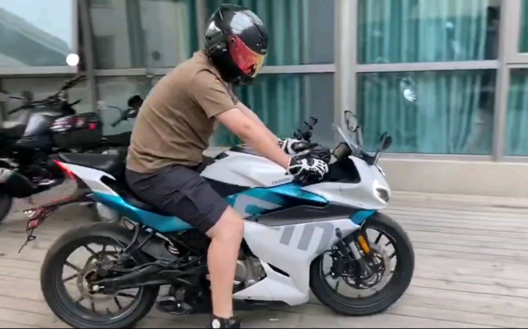 身高185体重200的胖子试驾春风250sr有点小