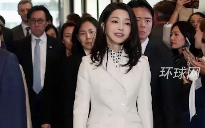 尹锡悦夫人会见法国外长，遭到韩国网民疑惑：“韩国到底谁是总统？”