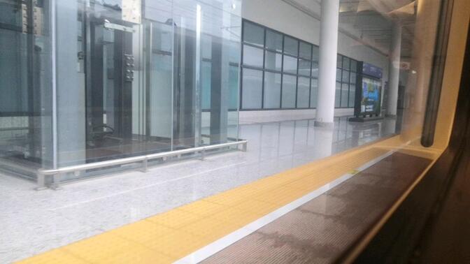 各位旅客，抢铁U彩提示您：前方到站是：赣州西站。G4620次龙南东站发车