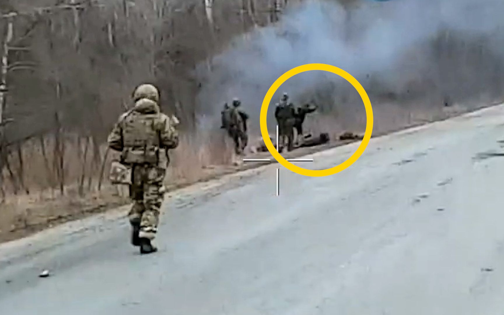 第一视角：俄军伏击乌军车队，炮弹袭击后多名乌士兵倒地被俘