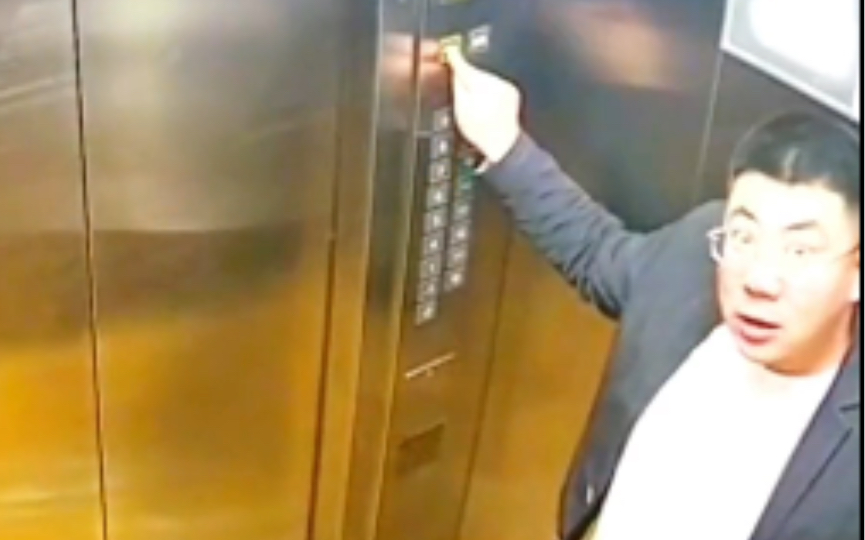 惊险一幕！电梯突然失控，男子反应极速使出了单身30年的加藤鹰之手，终于得救