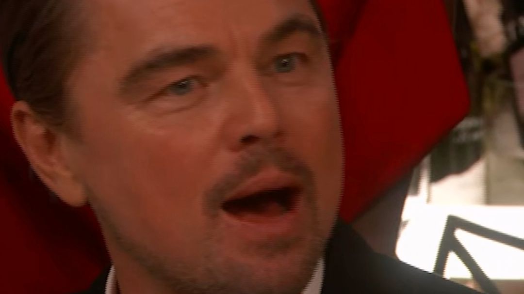 笑死！小李子莱昂纳多在金球奖休息时段诞生新表情包爆红！因为动作太母被网友戏称“DIVA”！！！还有人表示终于相信为什么好多人都说他其实是gay了……