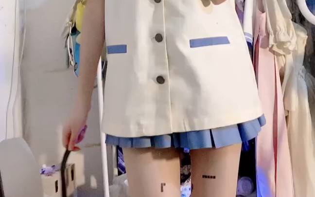 Test your powers of observation. Do you see what's written on the socks?