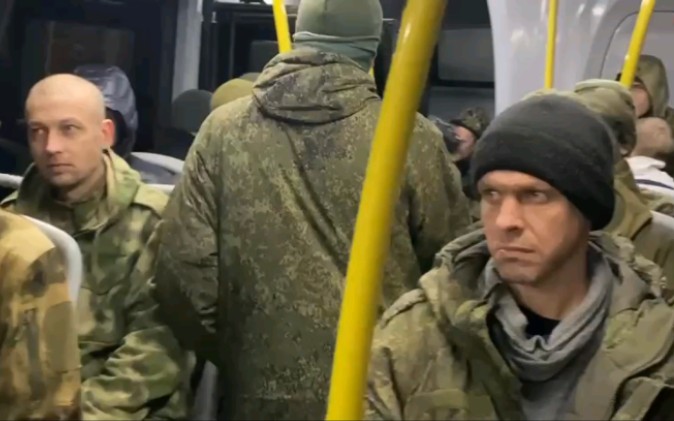 俄被诈骗了伊尔76后老实了，改用公交车运人换俘（回家了怎么都不笑啊？）