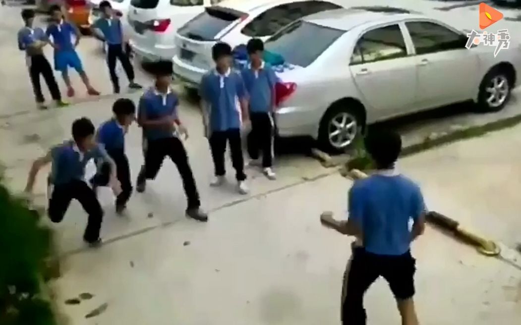 此时五个小学生群殴一个人,1v5真人版!